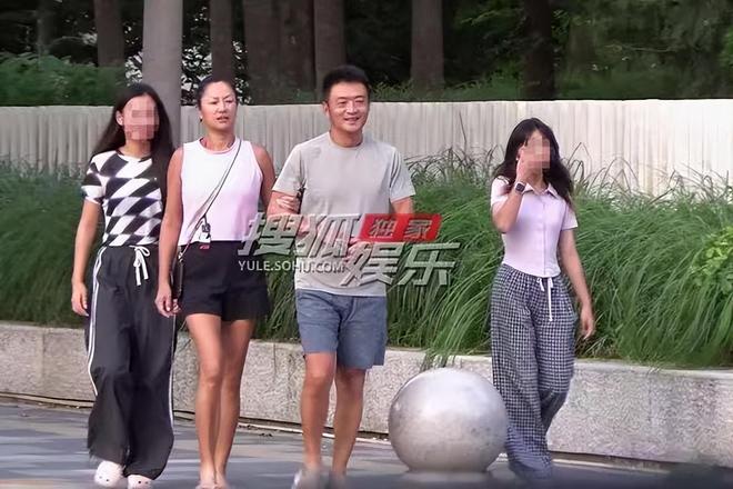 炸裂!亚航座位排泄后续:阿姨自曝原因,现场乘客发声,厕所就在旁边
