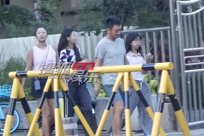 炸裂!亚航座位排泄后续:阿姨自曝原因,现场乘客发声,厕所就在旁边