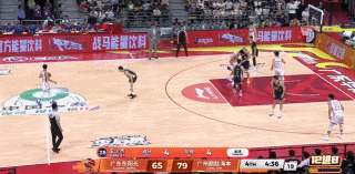 礼尚往来,梅西将本场比赛的落场球衣赠送给意大利名宿巴乔