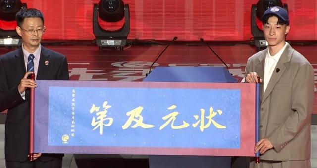 全身灼痛如火烤!印度男孩硬是在池塘生活5年,泡到皮肤发白都不敢上岸...