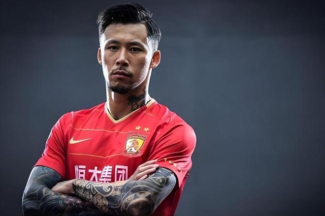 利物浦赛后内讧!琼斯索博激烈争执,袖标被扔地上