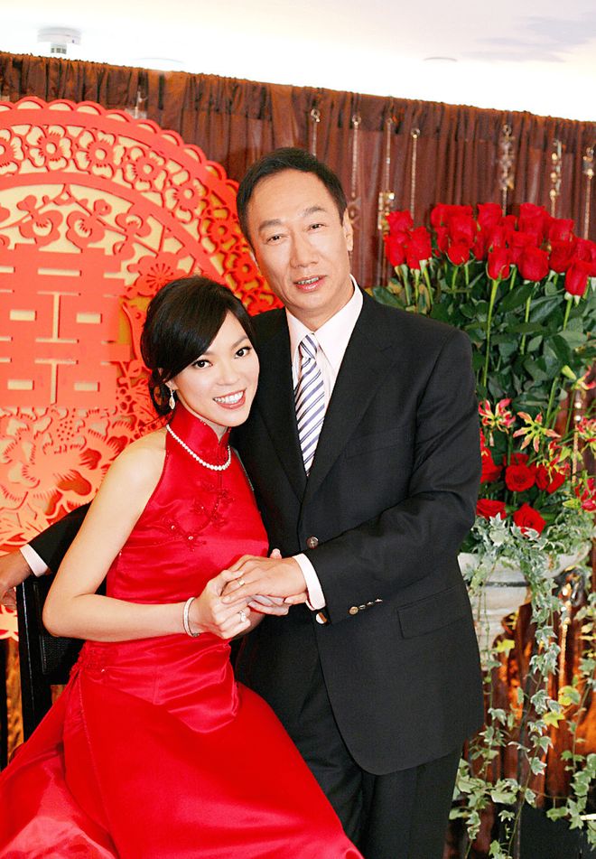女劫匪抢劫却被扒光!两小时后还敢回来威胁删监控,直接给警方送人头...