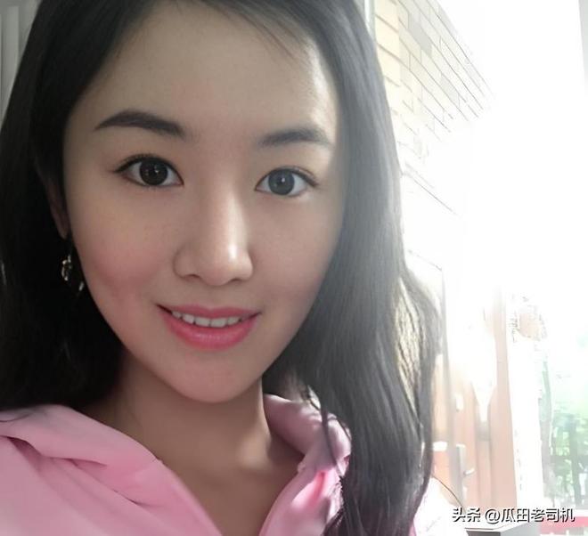 太解气了!外国美女吐槽新加坡心胸狭隘,总要求中国人必须说英语,但中国人从没要求外国游客说中文!评论区一片认同