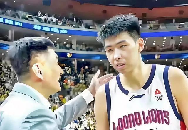 石奎官宣签约香港金牛!主动放弃CBA状元之名,这步棋走得太聪明