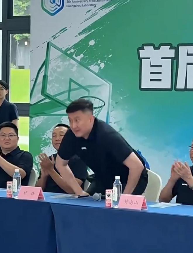 郑智解禁复出后亮相新闻发布会,首次回应带队13轮不败,引发热议