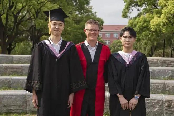 媒体人：上海久事与李弘权达成两年C类合同，到期承诺D类顶薪