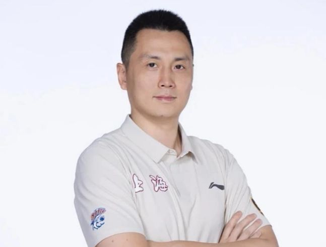 汪小菲抱5个月儿子外出散步,正脸被曝光,软软萌萌,胖乎乎的