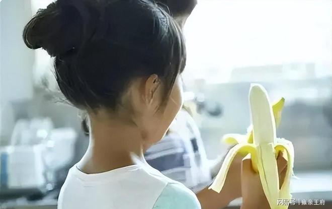 余嘉豪旅欧一年就要被迫回CBA?球迷:这么业余别鼓励球员留洋了