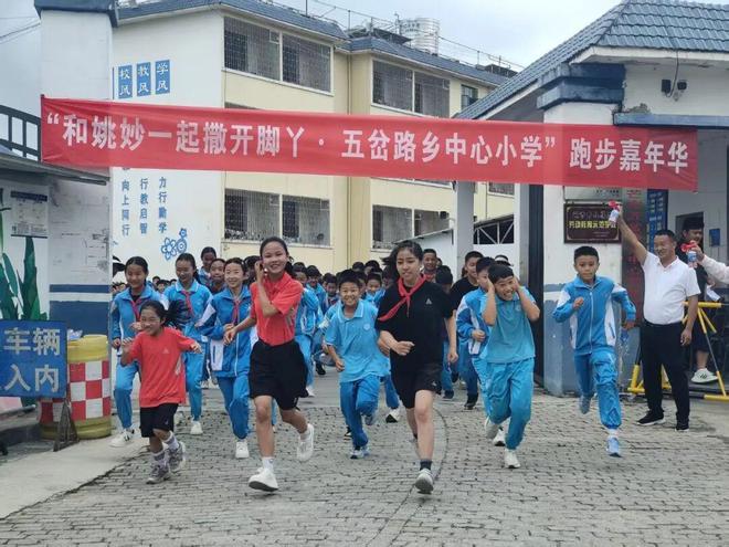 雷霆三少退役第一人!哈登晒照发文致敬前队友威少:配上心碎表情