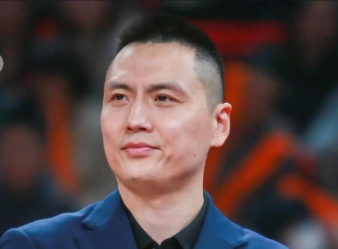 汪小菲抱5个月儿子外出散步,正脸被曝光,软软萌萌,胖乎乎的