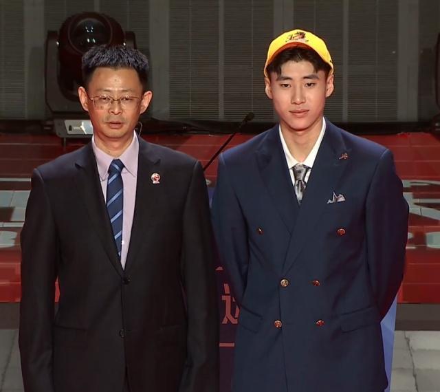 全身灼痛如火烤!印度男孩硬是在池塘生活5年,泡到皮肤发白都不敢上岸...