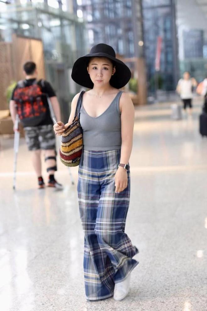 鲁尼社媒晒一家三口合影庆祝儿子签约曼联:为你骄傲