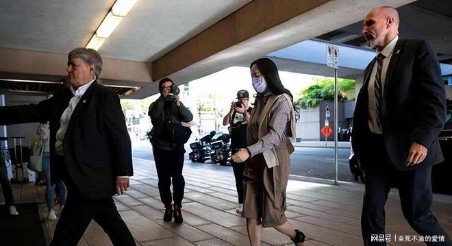马斯克预言2036年钱将“没用”,诺奖得主:那你捐1万亿?马斯克:正有此意